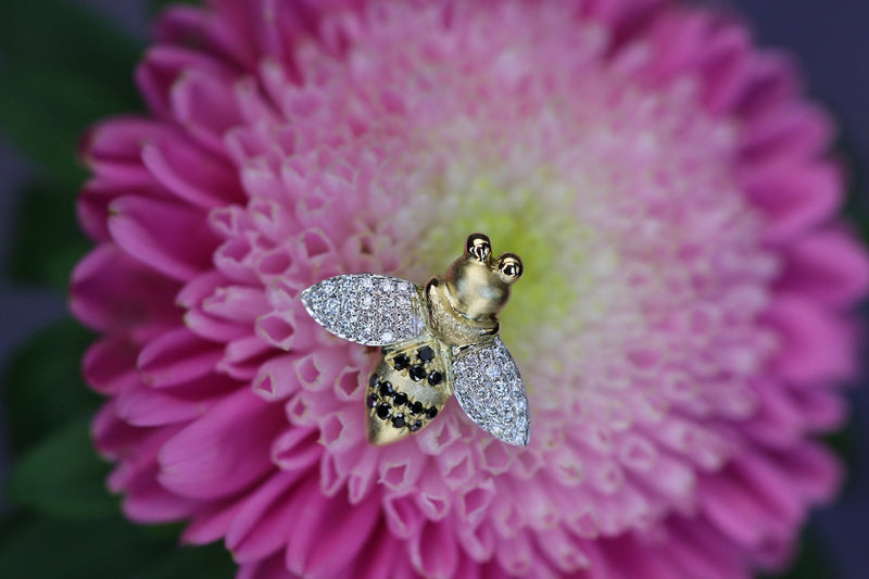 Le api sui fiori